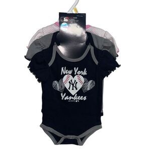 MLB New York Yankees 3-6M 3 piece Onesie set NWT